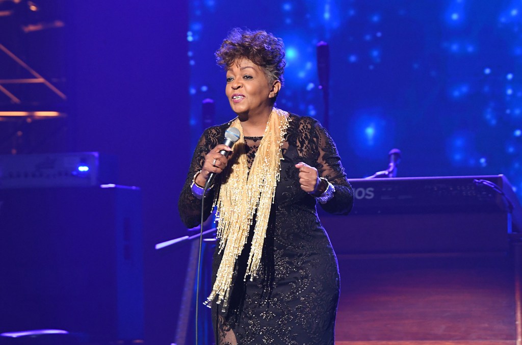 Anita Baker Asks Fans To 'turn Off' Cameras Mid Show, Audience