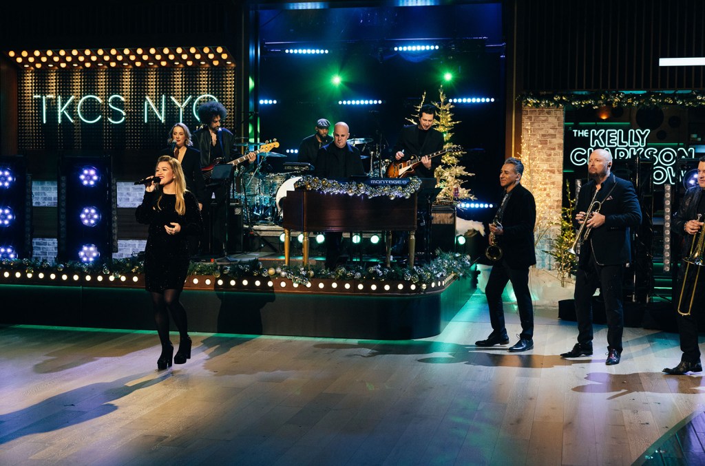 Kelly Clarkson Brings The Holiday Spirit With This Christmas Cover.