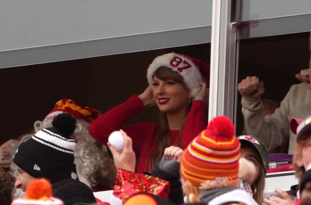 Taylor Swift Cheers On Travis Kelce At Chiefs Raiders Game On