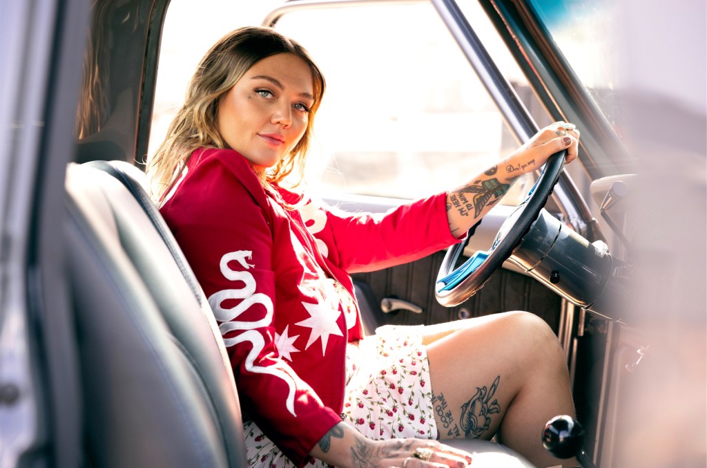 Elle King Reschedules Billy Bob Texas Show After Grand Ole