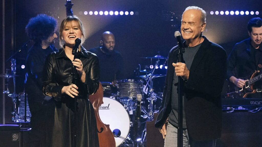 Kelly Clarkson And Kelsey Grammer Perform Frasier Theme Song: Watch