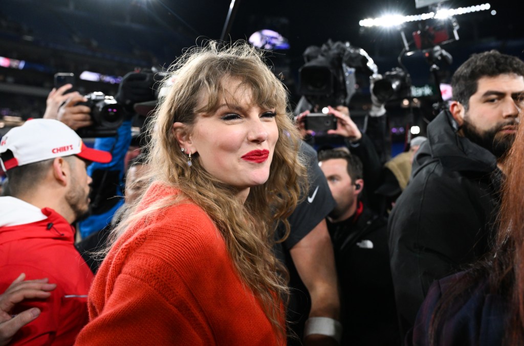 Taylor Swift Fist Bumps Tony Romo On The Field After Chiefs