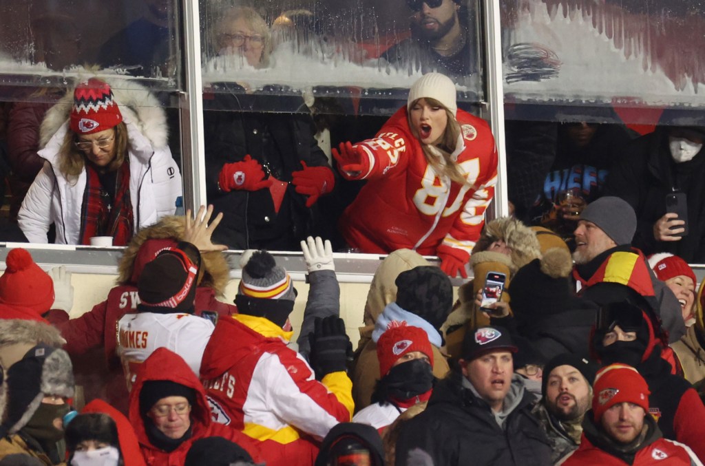 Taylor Swift Gives Her Scarf To Freezing Fan At Chiefs Dolphins game