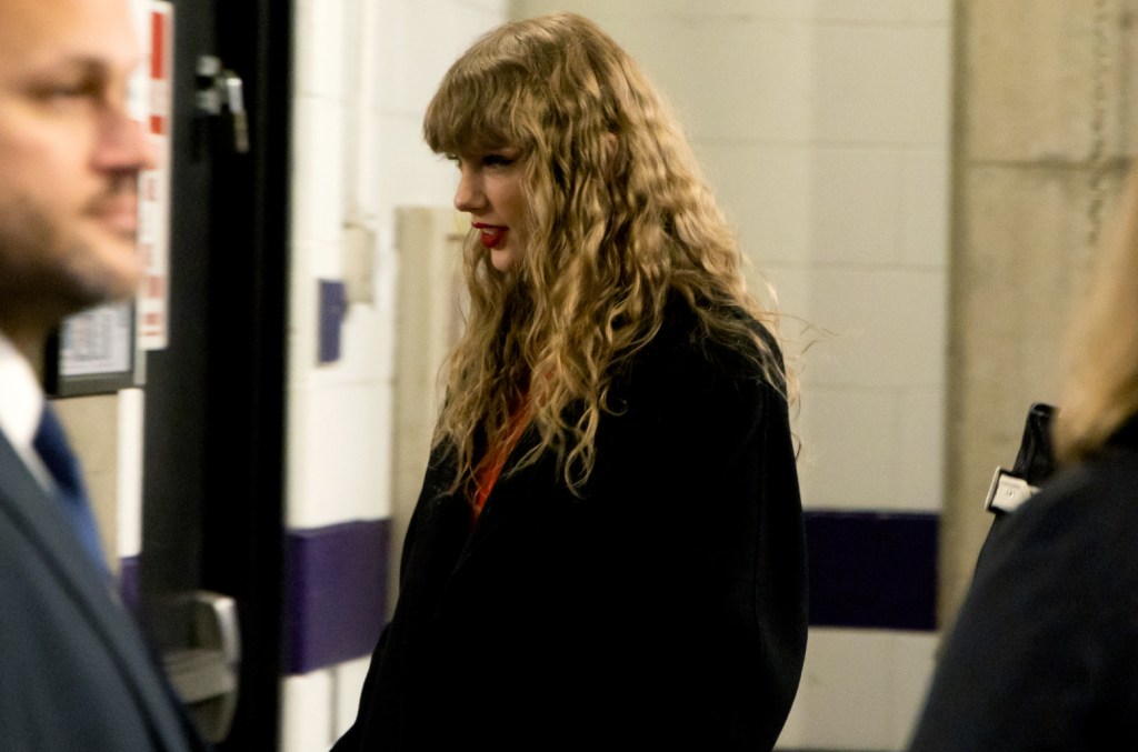 Taylor Swift Brings Back Her Natural Curls While Cheering On