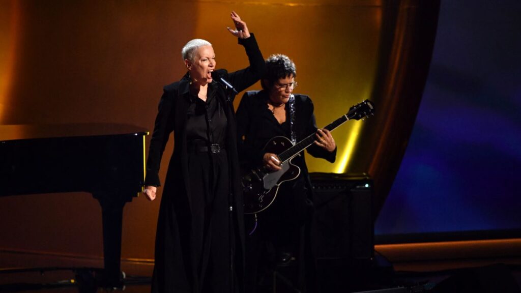 Annie Lennox Honors Sinead O’connor With “nothing Compares 2 U”