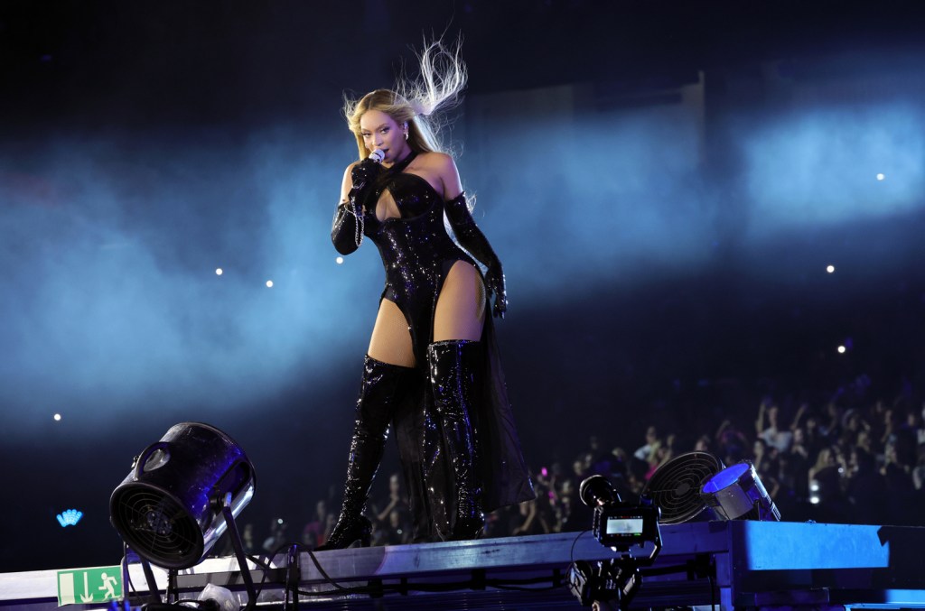 Beyoncé Smashes 'texas Hold 'em' Uk Top 10 Debut