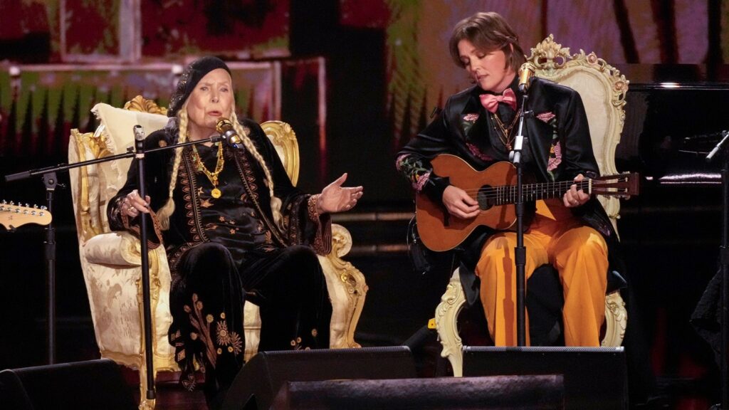 Joni Mitchell Makes Grammys Debut With Stunning, Emotional 'both Sides