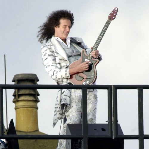 Sir Brian May Battles To Play The ‘bohemian Rhapsody’ Guitar