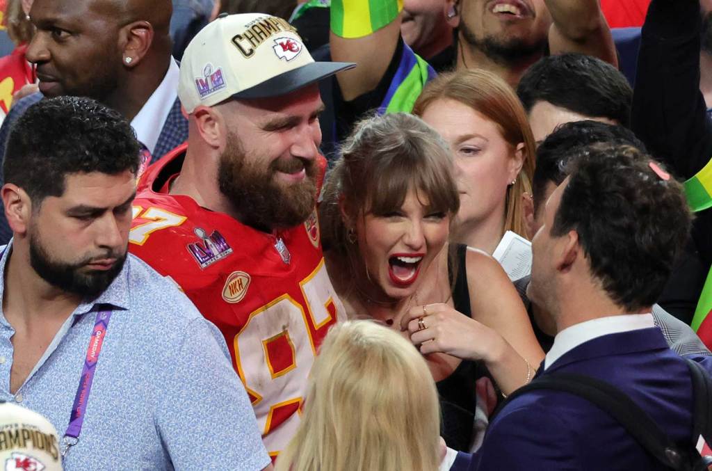 Taylor Swift Randomly Partied With Her Parents After The Chiefs