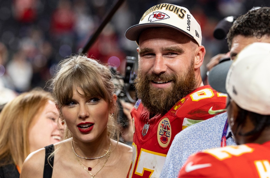 Taylor Swift Sings "karma Is The Guy On The Chiefs"