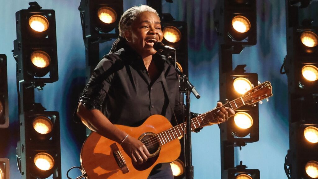 Tracy Chapman's Surprise Performance At The Grammys Shocked Everyone. See