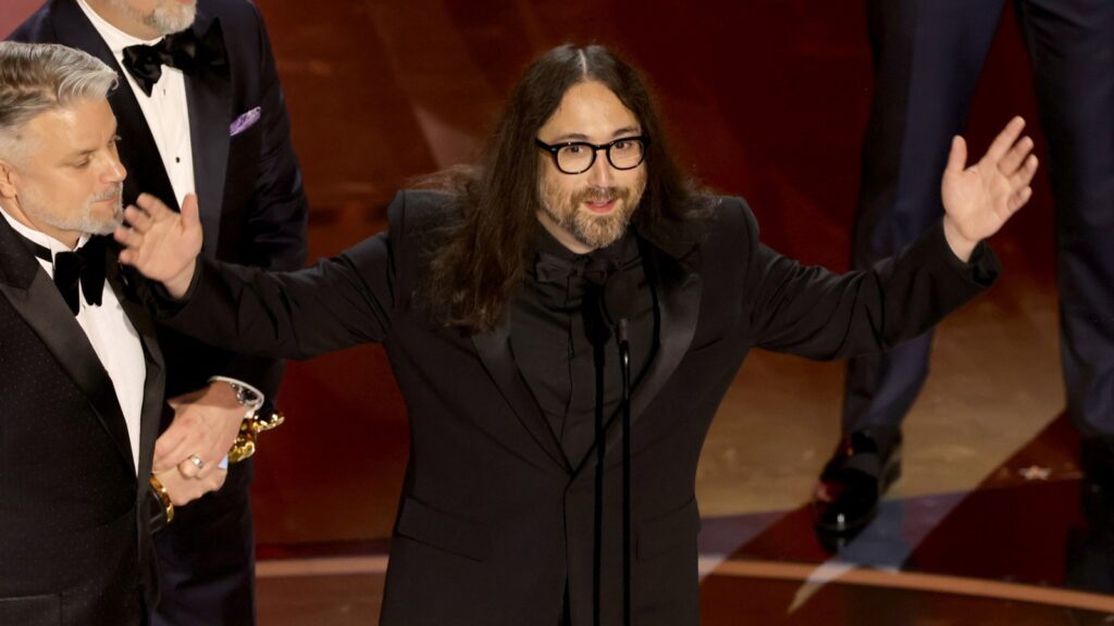 Sean Lennon Wishes Yoko Ono 'happy Mother's Day' During Oscars