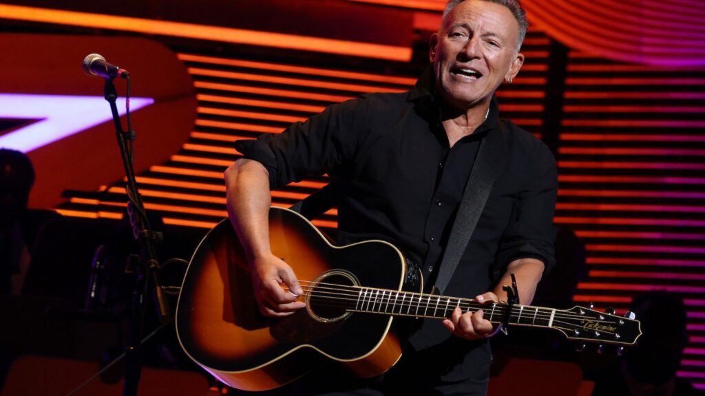 Watch Bruce Springsteen Surprise "pink Houses" With John Mellencamp