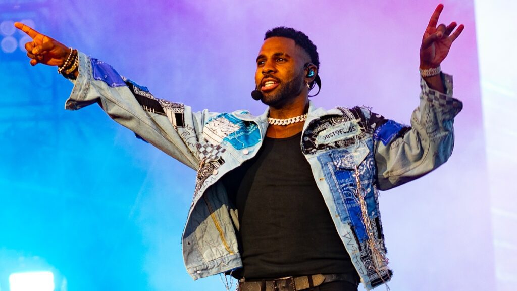 Jason Derulo Retires From Seaworld Performance And Receives Gifts From