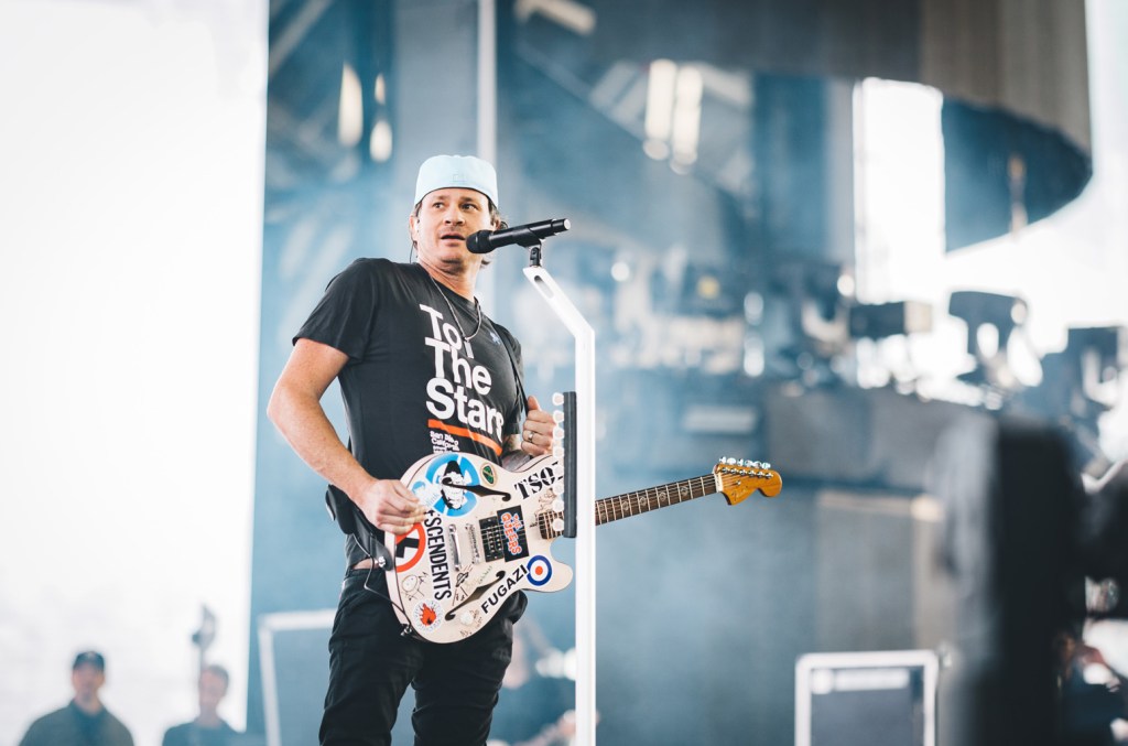 Blink 182's Tom Delonge Unveils Signature Fender 'starcaster' Guitar