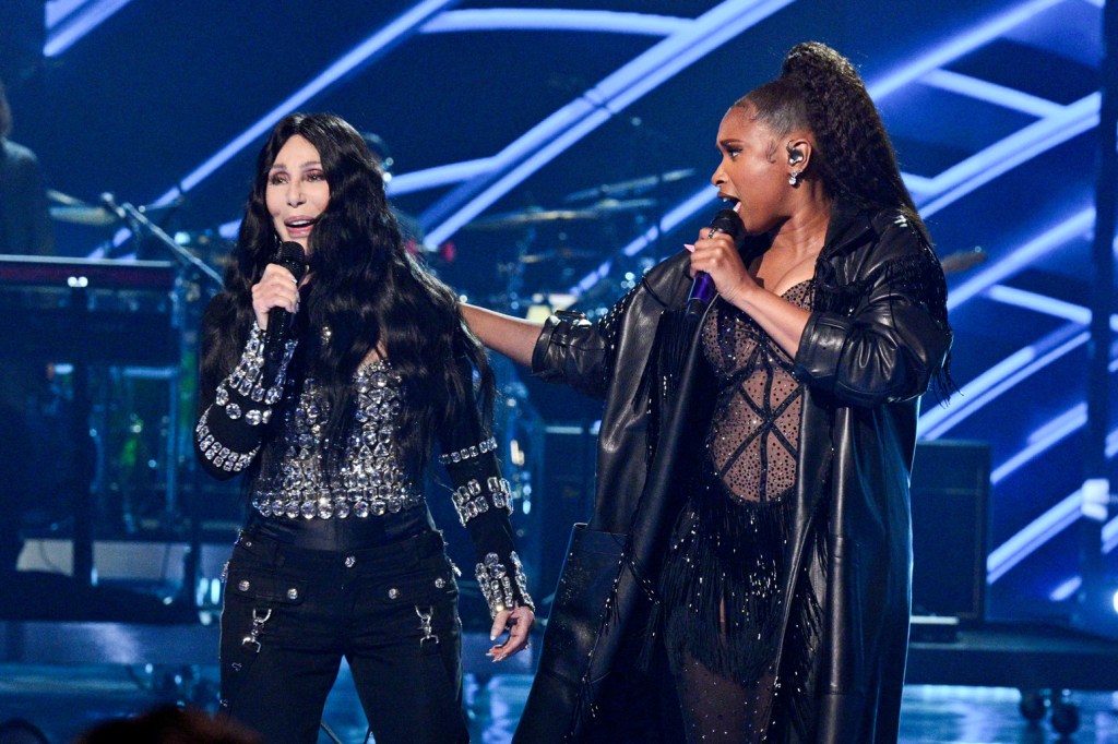 Cher Accepts Icon Award In 40 Year Old Pants Duet With Jennifer
