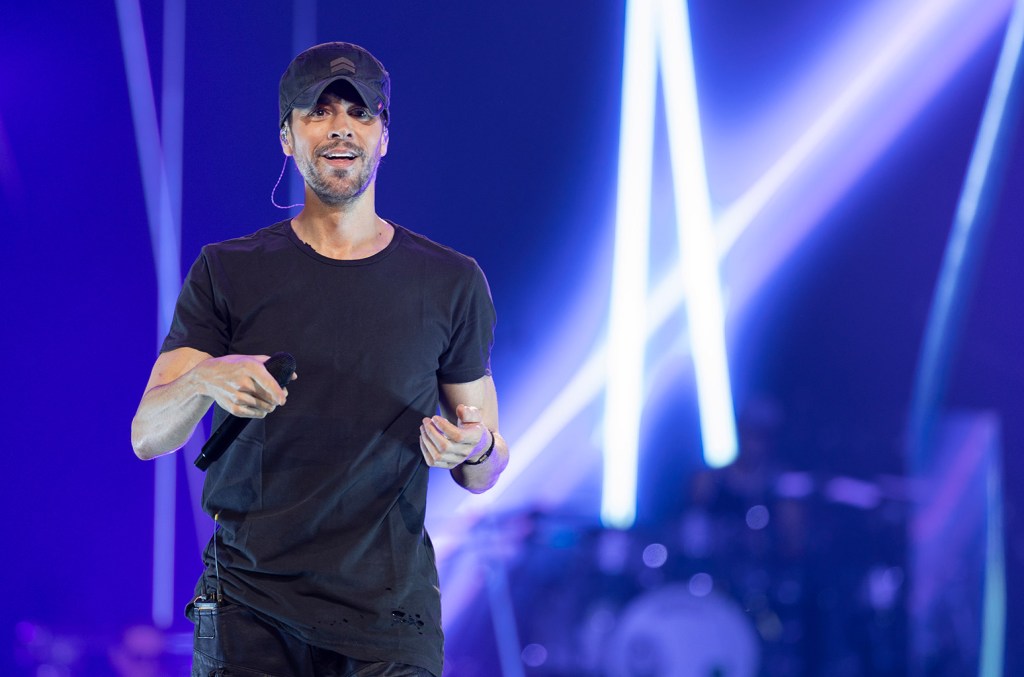 "final, Volume" By Enrique Iglesias. 2' Top 10 Debut On
