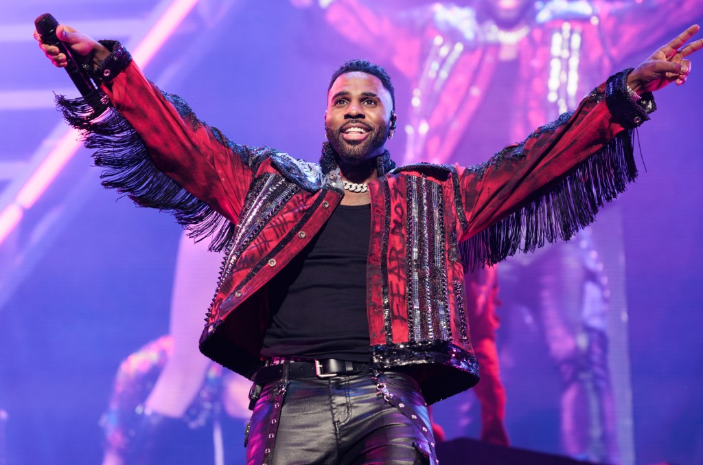 Jason Derulo Receives Dolphin Themed Gift From Peta After Canceling Seaworld