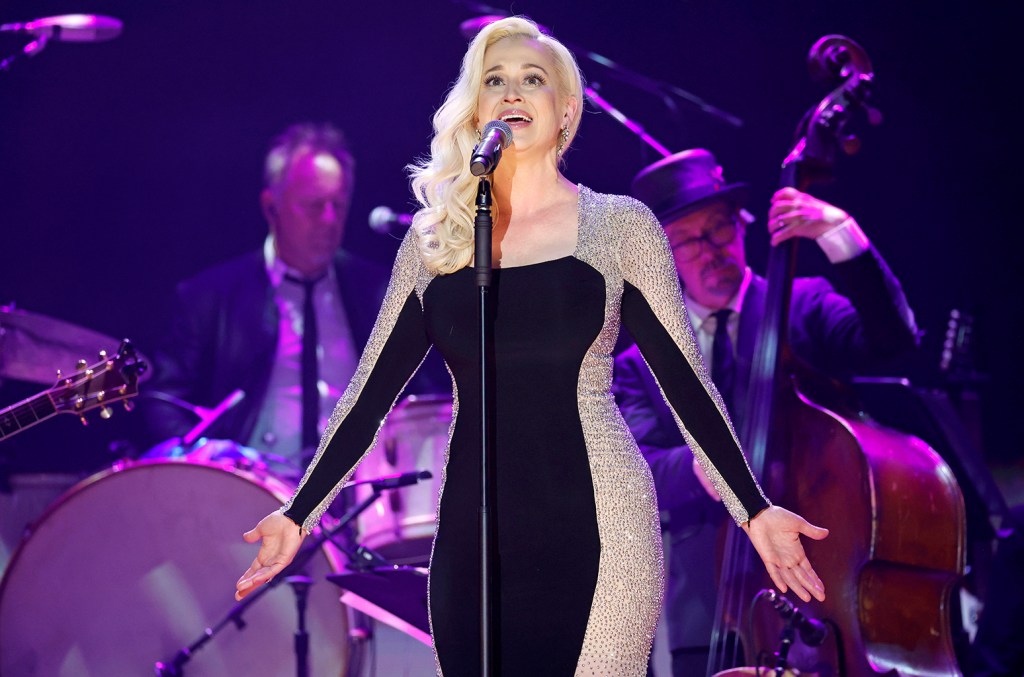 Kellie Pickler Returns To Stage For First Time Since Husband's