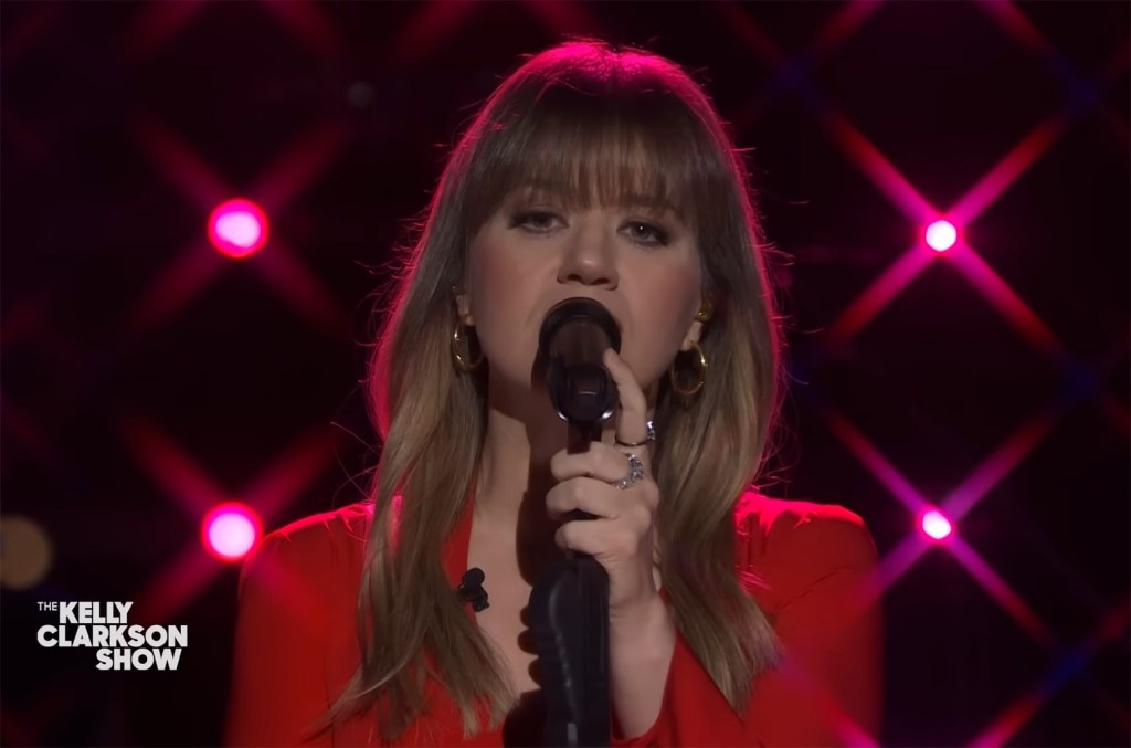 Kelly Clarkson Rocks Out Kellyoke Cover Of Miley Cyrus &