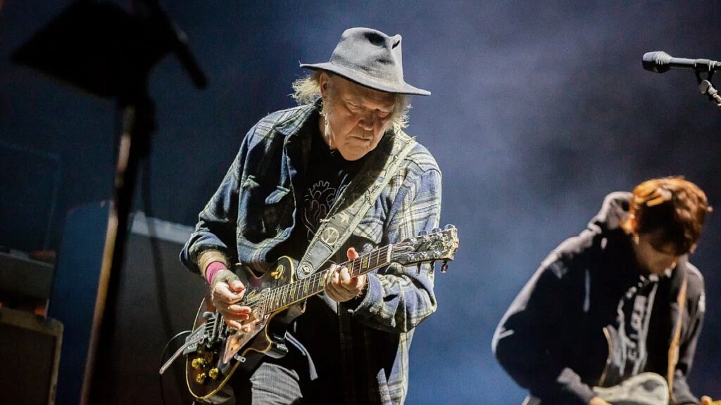 Neil Young Kicks Off “love Earth Tour” In San Diego: