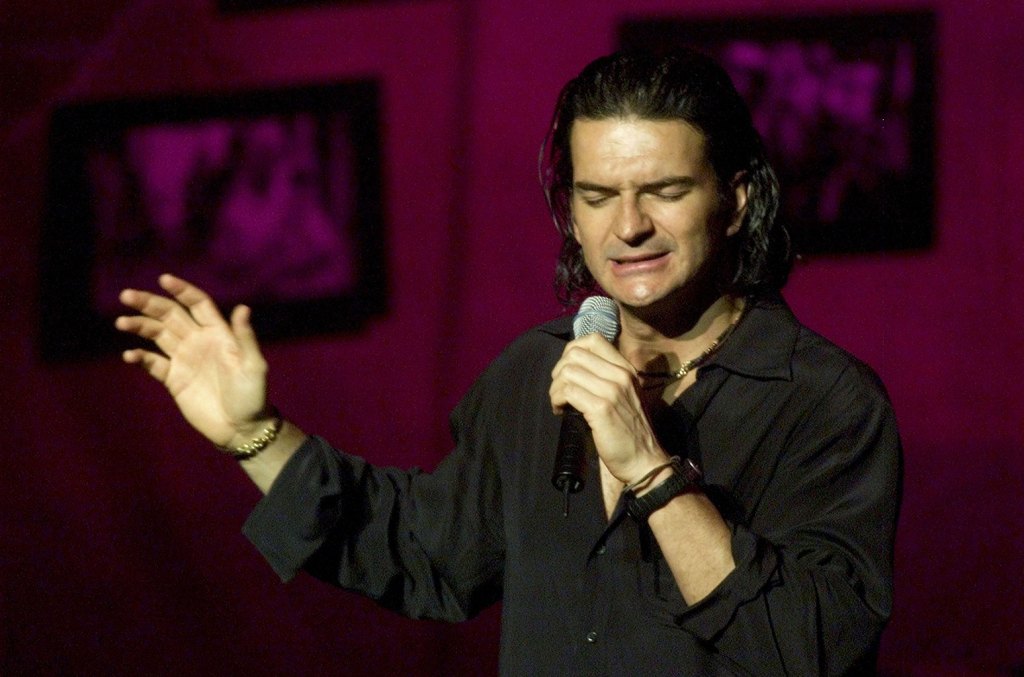 Ricardo Arjona's 'historias' Turns 30: All 14 Tracks Ranked