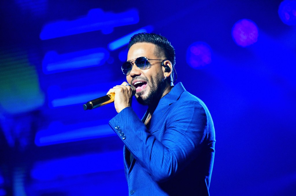 Romeo Santos Returns Applause After Heart Attack Rumors: 'you Don't