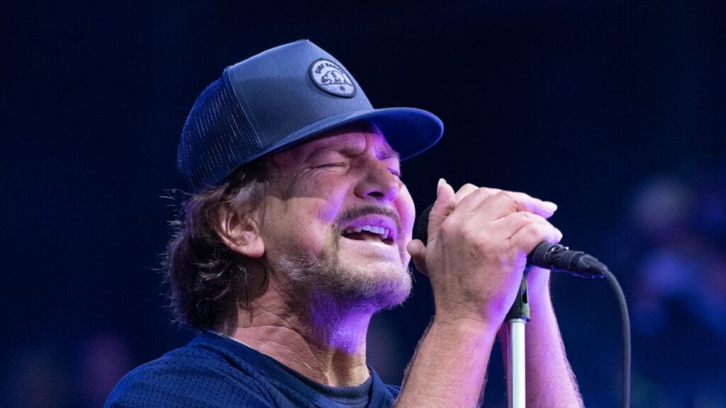 Eddie Vedder Covers Nine Inch Nails' “hurt” At Pearl Jam