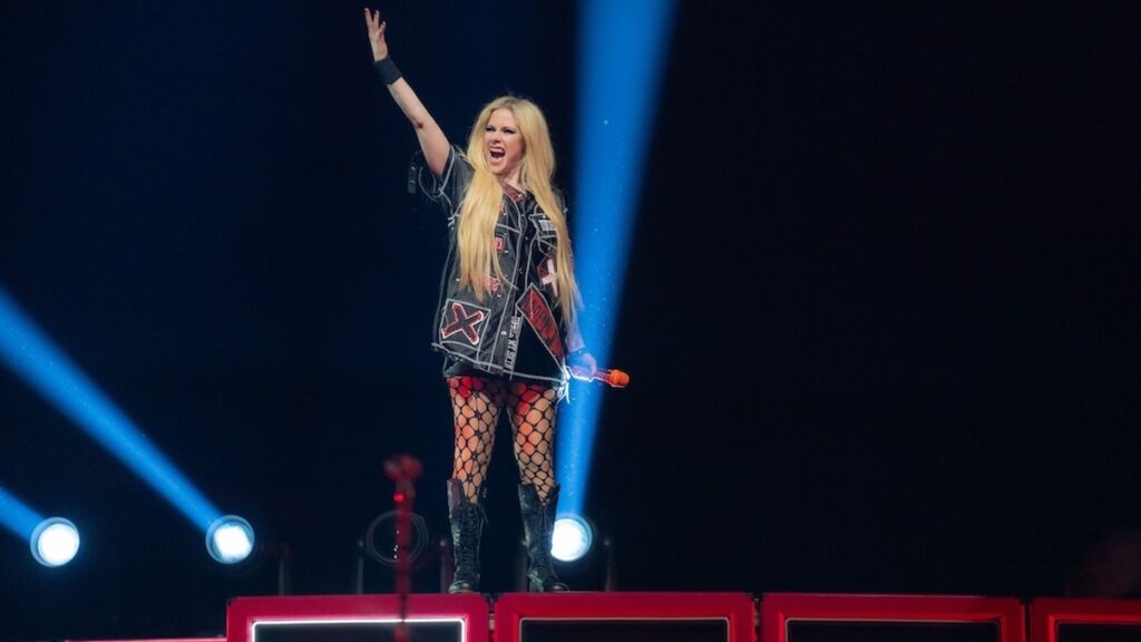 Avril Lavigne Launches “the Greatest Hits” Tour In Vancouver: Video,