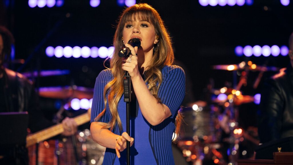 Kelly Clarkson Goes From Ballad To Belting In Moving Metallica