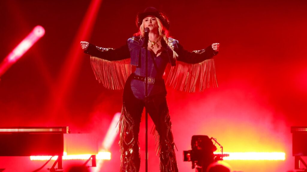 Miranda Lambert Performs New Single "wranglers" At The Acm Awards