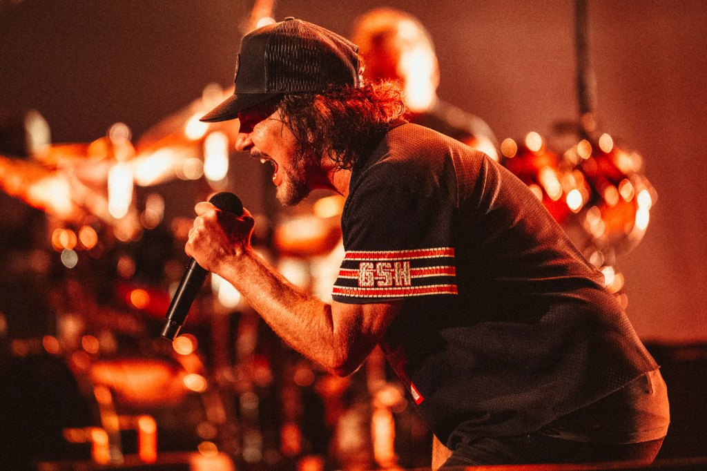 Pearl Jam Delivers Muscular, Tribute Heavy Night 2 Show At Los