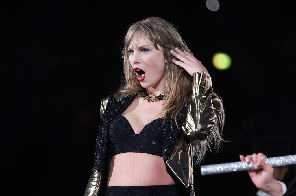 Taylor Swift Tells Fans ‘talk Amongst Yourselves’ While Expertly Handling