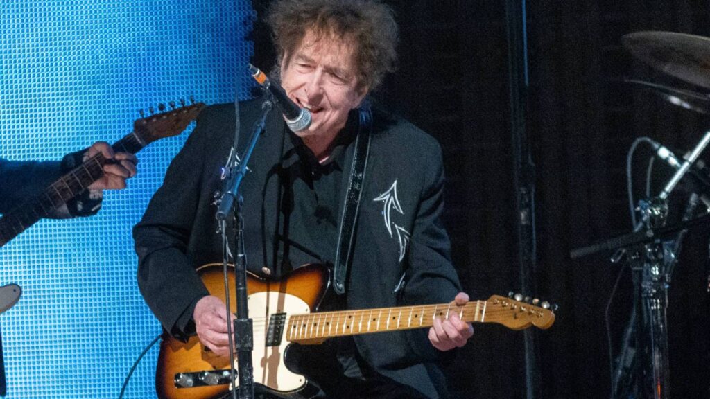 Bob Dylan Stuns Fans With New Set, Surprise Covers To