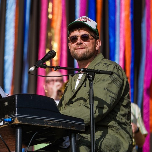 Damon Albarn Urges Fans To Vote During Surprise Appearance At