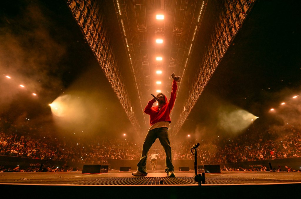 Kendrick Lamar Performs Drake Diss Track "not Like Us" 5