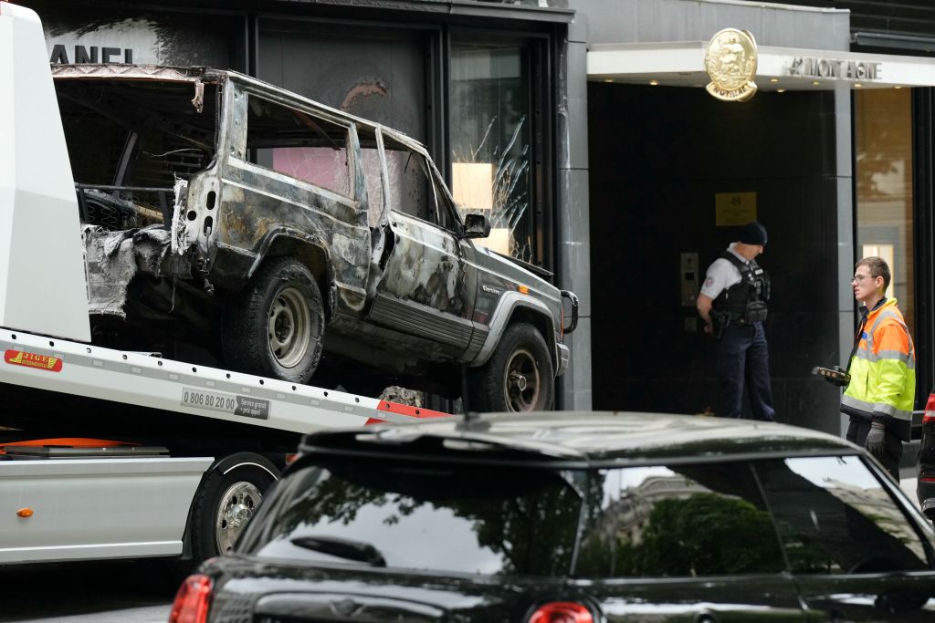 Paris Thieves Drive Into Chanel Store To Crush And Grab