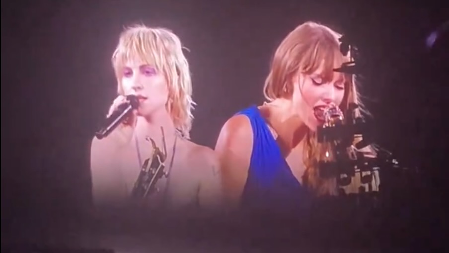 Taylor Swift And Hayley Williams Perform “castles Crumbling” In London: