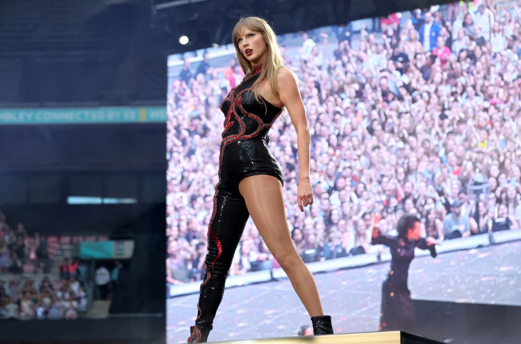 Taylor Swift Debuts 'thank You Aimee' Live, Sings 'castles Crumbling'
