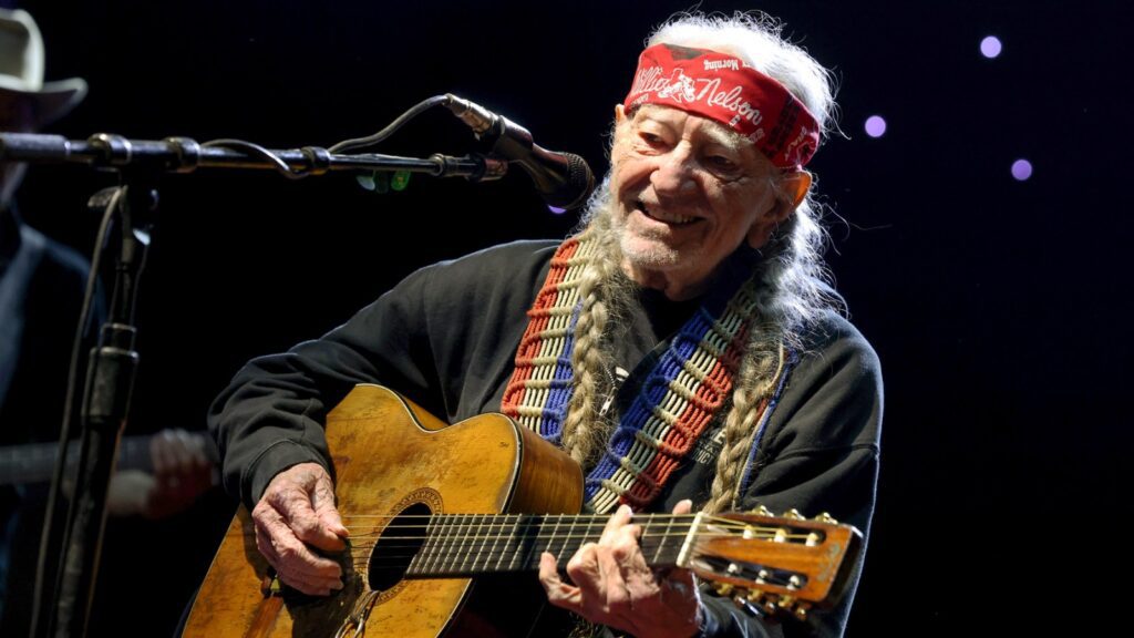 God Bless America, Willie Nelson Is Back On Stage For