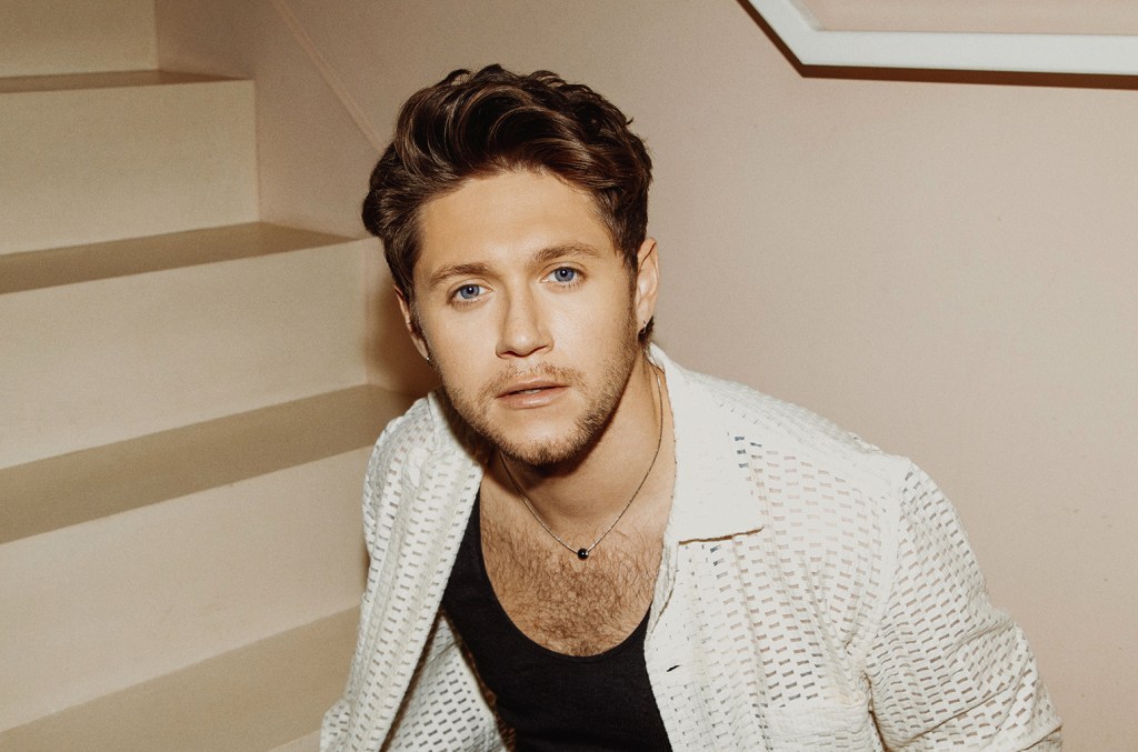 Niall Horan Performs One Direction's 'stockholm Syndrome' At La Show