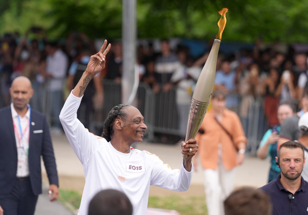 Snoop Dogg & Pharrell Carry Olympic Torches In Final Stretch