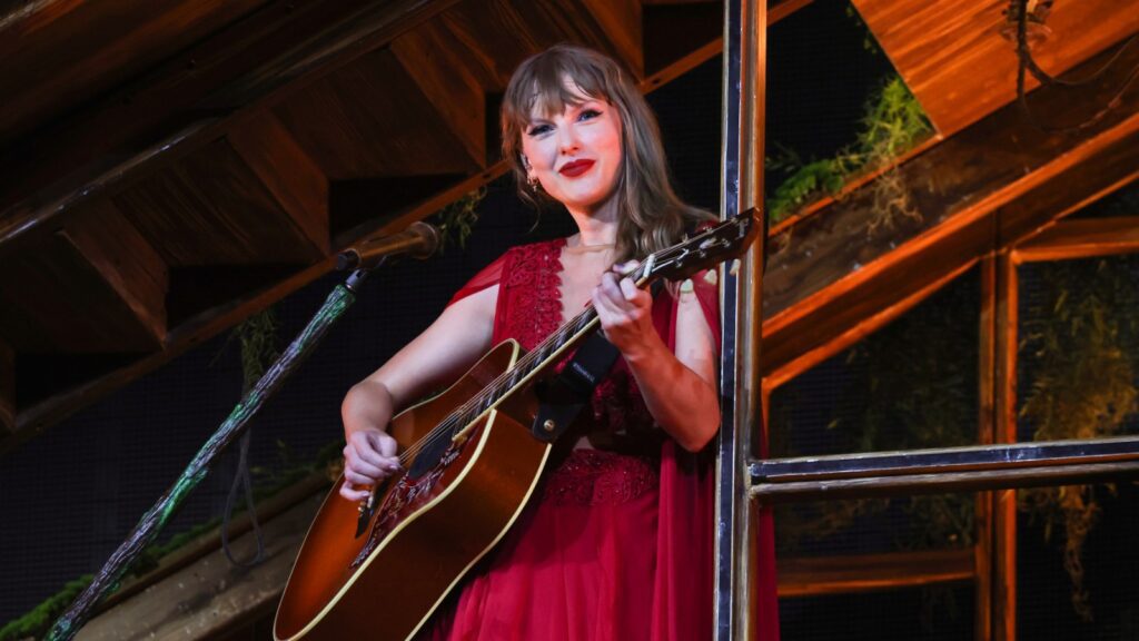 Taylor Swift Performs Rare Gems 'sweeter Than Fiction', 'mary's Song'