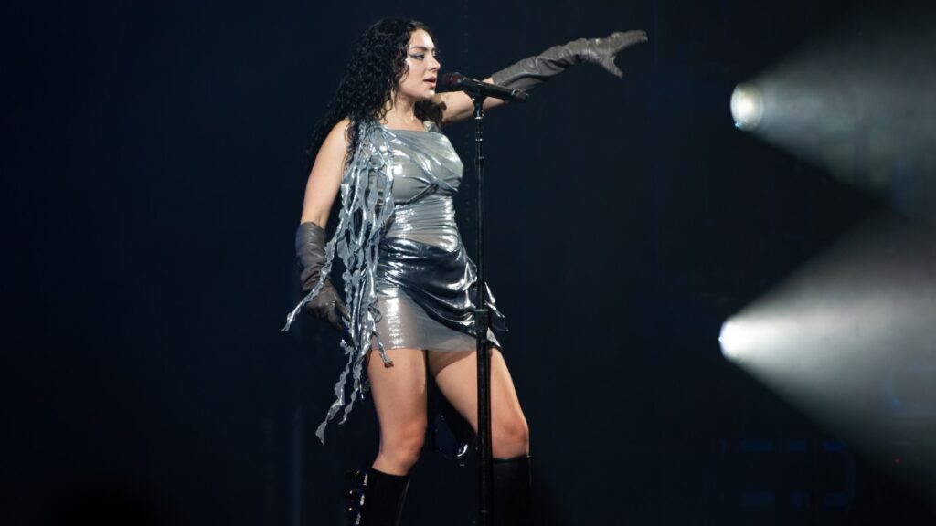 Watch Charli Xcx Bring Out Caroline Polachek For "welcome To