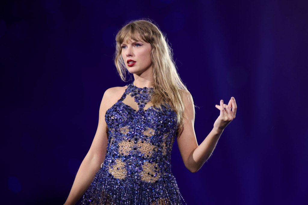 Watch Taylor Swift Give 'hey Stephen' A Spontaneous Twist At