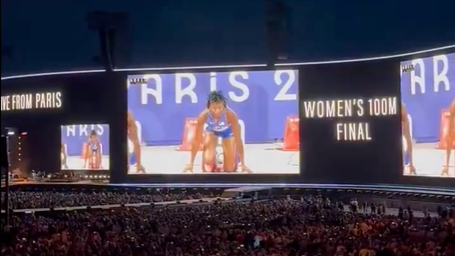 Adele Pauses Her Munich Concert To Show The Women's 100m