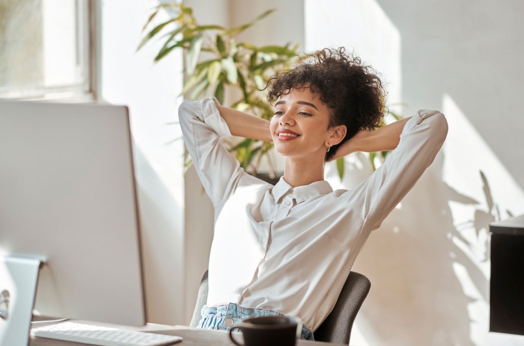 Amazon's Adjustable Wheelless Office Chair Features An "extra Wide" Seat