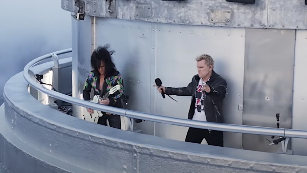 Billy Idol Performs “rebel Yell” From The Top Of The