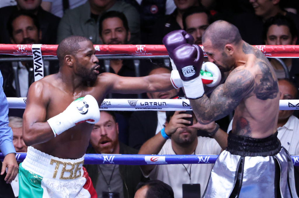 Floyd Mayweather Shoots The Referee During The Boxing Match With