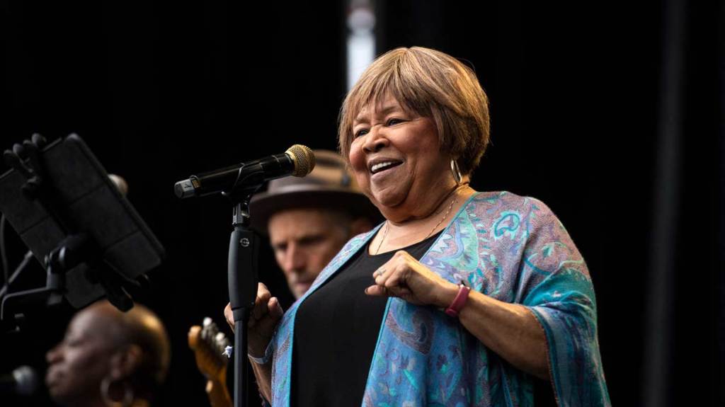 Mavis Staples Scores Career First 'worthy' Go Top 10 In